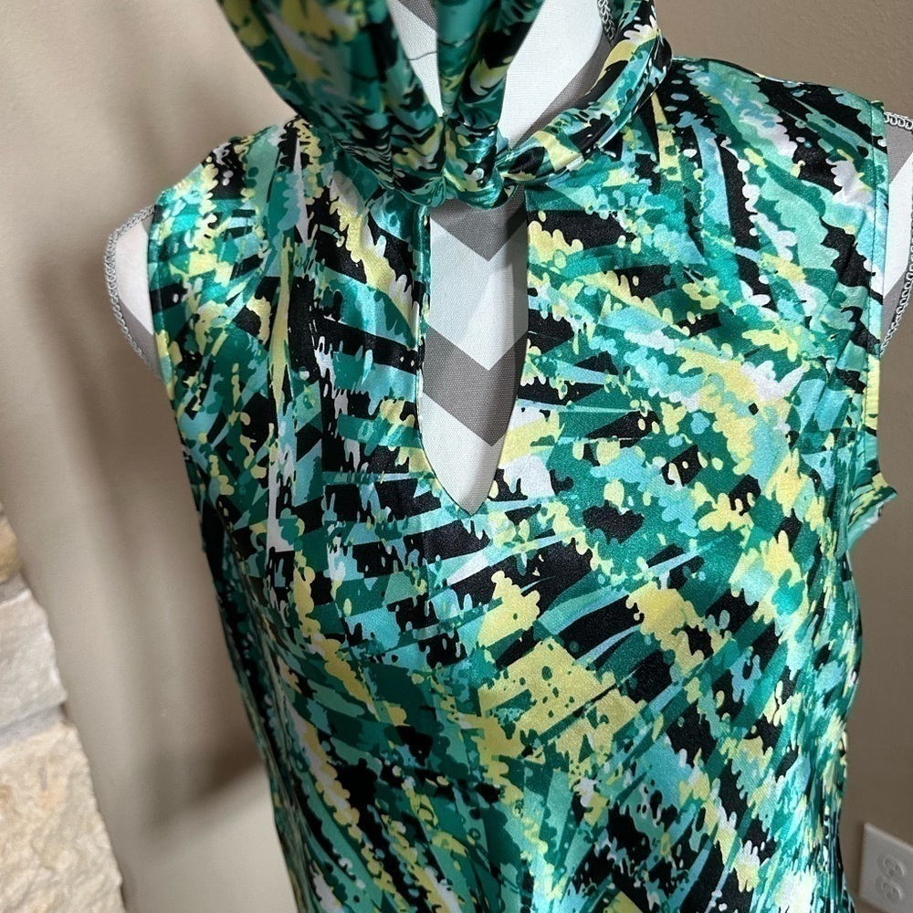 9 & Co Black and green satin sleeveless blouse - Picture 4 of 7